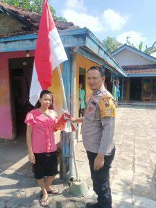 Kapolsek Gabus Berkeliling Ganti Bendera yang Telah Terpasang.