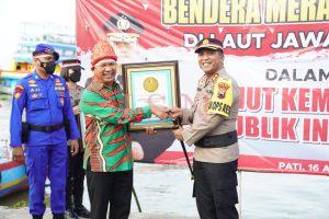 Semangat Sambut Hari Kemerdekaan, Polres Pati Kibarkan Bendera Merah Putih Raksasa