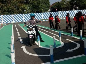 Siswa SMKN 3 Pati Mendapat Pelatihan Safety Riding Dari Satlantas Polres Pati.
