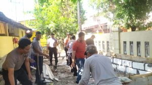 Polsek Gabus-Pati beserta masyarakat bersama bangun Mushola Mapolsek.