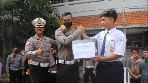 Bus Trans Kebakaran ,Aksi Siswa SMP Melancarkan Lalulintas Dapat Reward dari Polrestabes Semarang