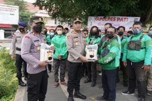 Kapolres Pati Jumpa Ratusan Ojol Bagikan Bansos.