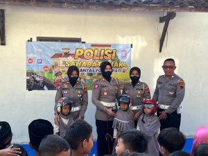 Tanamkan Disiplin dan Tertib Berlalulintas Sejak Dini, Polwan Polres Pati Edukasi Anak TK