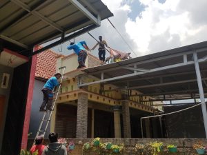 Karena Tersengat Listrik , Seorang Pria Meninggal di Atas Genteng.