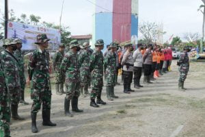 Sambut HUT Ke-77 TNI Tahun 2022, Kodim Pati Melaksanakan Penghijauan Di Pantai Desa Banyutowo