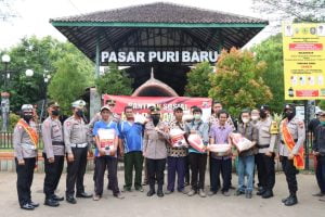 Gandeng Ormas dan Mahasiswa, Polres Pati Bagikan 300 Paket Beras Kepada Masyarakat yang Membutuhkan.