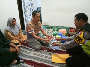 Polda Jawa Timur  Menyalurkan Tali Asih kepada Keluarga Korban Peristiwa Kanjurahan