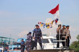 HUT Polairud ke-72, Plt Kapolresta Pati Pimpin Tabur Bunga di Perairan Muara Juwana