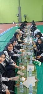 Guru dan Pegawai MTsN 1 Pati Peringati HGN dengan Tradisi  Liwetan .