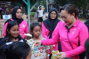 Bhayangkari Cabang Pati Berikan Bantuan Sosial dan “Trauma Healing” Untuk Korban Banjir Bandang di Pati