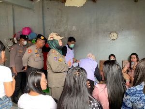 Asyik Mangku Purel di Kost, Digelandang Satpol PP untuk Ditest HIV.