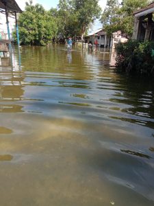 Kedung Banteng Demak Berduka , Warga Terjebak Banjir di Dalam Rumah