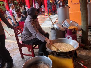 Bersama Brimob dan TNI ,Polwan Polresta Pati Kembali Bantu Korban Banjir di Juwana.