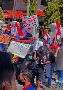 Demo Nelayan Blokade Pendopo Kabupaten Pati