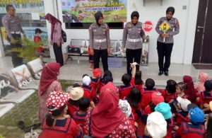Sat Lantas Polresta Pati Digerudug Bocil-bocil PAUD Bintang Kecil.
