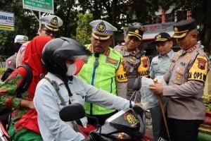 Dir Lalulintas Polda Jateng Uji Coba ETLE Drone di Pati  Bagi-bagi Helm Gratis