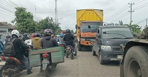 Jalan Pati Juwana Macet Parah, Disinyalir Selain Dampak Proyek Jembatan yang tak Kunjung Selesai Juga Karena Banjir.