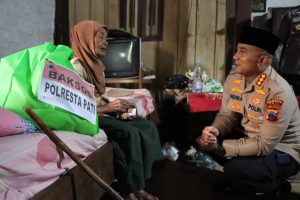 Polresta Pati Bagikan Ratusan Paket Sembako Kepada Kaum Dhuafa.