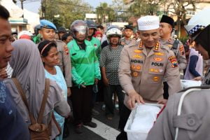 Polresta Pati Bagikan Ratusan Paket Sembako Dan Takjil di Desa Geritan