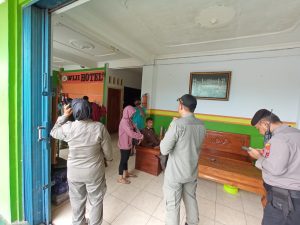 Satpol PP Keterlaluan, Lagi Asyik Wik-Wik di Kost Malah Digrebeg.