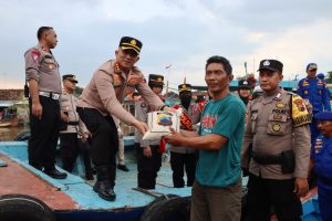 Baksos Ramadan Berbagi, Polresta Pati Bagikan Paket Sembako di Nelayan Bumirejo dan Bendar