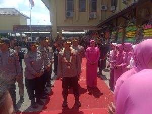 Acara Sertijab Kapolres Rembang Dimeriahkan Dengan Tradisi Pedang dan Payung Pora.