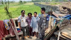 Satpol PP Pati Dapati Pasangan Tunawisma Asal Bali di Margorejo