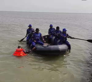 Satpolairud Polresta Pati Gelar Latihan SAR Perairan di Pantai Wates Rembang