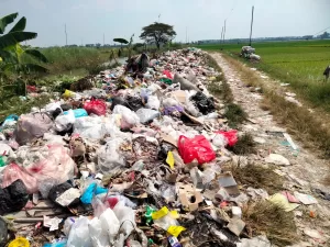 Pemdes Wuwur Seakan Tutup Mata Adanya Sampah Berserakan Di Jalan