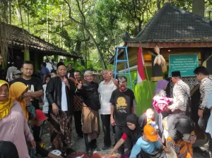 Meriahnya Sedekah Bumi di Desa Jimbaran-Kayen Pati, Warga Berebut Gunungan