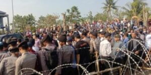 Ribuan Massa Geruduk Ponpes Al-Zaytun Ricuh, Massa dan Polisi Saling Dorong
