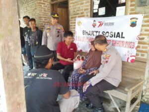 Jelang HUT Bhayangkara ke -77 Polres Kudus Bagikan Ratusan Paket Sembako Kepada Masyarakat