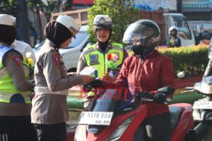 Puluhan Pengendara Dapat Helm Gratis Dari Sat Lantas Polresta Pati