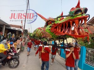 Marching Band SMA NU Al-Ma’ruf Kudus Meriahkan Kirab Budaya Mbah Brojo Kusumo