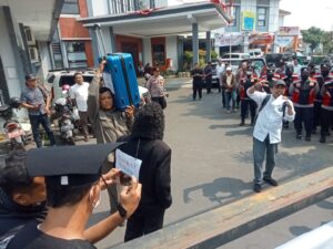 Heboh!! Ratusan Demonstran Gelar Aksi Didepan Pendopo Dan Kantor DKK Kudus
