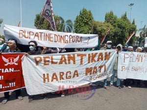 Ribuan Massa Garank 1 Demo Depan Pendopo Kudus, Tuntut Segera Dilantik “Bupati Dong Opo Ora”