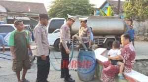 Sat Lantas Polres Kudus Peduli Sosial Dropping Air Bersih Desa Setrokalangan Kudus