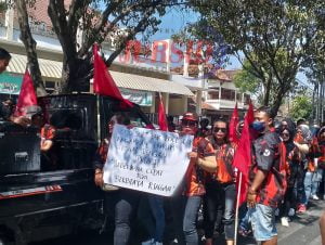 Ratusan Massa Datangi Mapolresta Pati, Ini Pasalnya