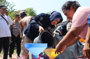 Peduli Warga yang Terdampak Kekeringan, Humas Polresta Pati Bagikan 12 Tangki Air Ke Warga Desa Mojoluhur Jaken