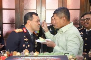 Surprise untuk HUT TNI ke 78, Kapolda Jateng kunjungi rumah dinas Pangdam IV/Diponegoro