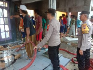 Bakar Sampah, Rumah Warga Wotan Sukolilo Ikut Terbakar, Polisi Bersama Warga Bergerak Padamkan Api