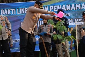 Gandeng Pramuka dan Karangtaruna, Polresta Pati Gelar Bakti Lingkungan Tanam Pohon di Margorejo