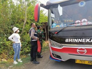 Aksi Humanis Polisi Bagi-bagi Nasi Bungkus ke Sopir yang Terjebak Macet di Jalur Pati-Batangan