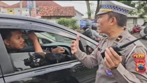 Urai Kemacetan di Jalur Pantura, Satlantas Polresta Pati Edukasi Pengendara Mobil Pribadi Pakai Jalur Alternatif