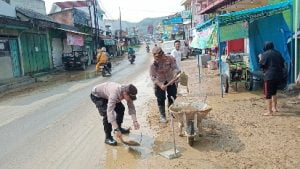 Aksi Kepedulian, Polsek Sukolilo Bersama Koramil Kerja Bakti Pasca Bencana Banjir Bandang