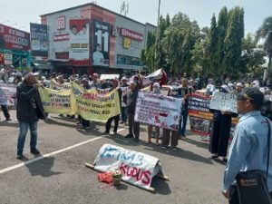 Ratusan Aksi Garank 1 Lakukan Tabur Bunga dan Letakkan Keranda di Kejari Serta Depan Pendapa Kudus