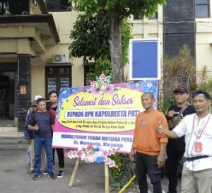 Warga Wangunrejo Pati Kirim Karangan Bunga ke Polresta Pati