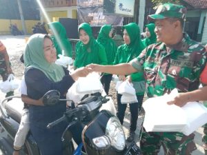 Kegiatan Jumat Berkah Di Koramil Jakenan Bagikan 240 Paket Nasi Kepada Pengguna Jalan