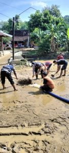 Aksi Kepedulian, Polsek Sukolilo Bersama Koramil Kerja Bakti Pasca Bencana Banjir Bandang di Dukuh Ngawen