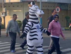 Awas… Ada Badut Zebra Di Jalanan  Sekitar Alun Alun Pati